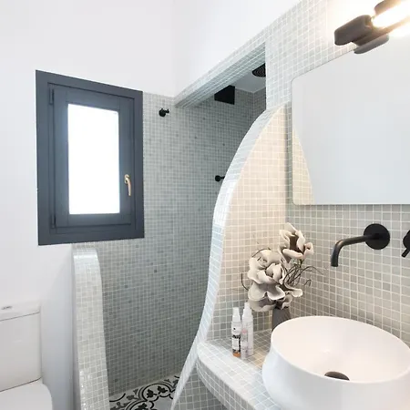 Olive Tree & Capari Homes & With Pool! Holiday home